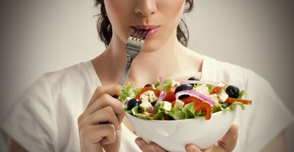 dziewczyna trzyma talerz sałatki