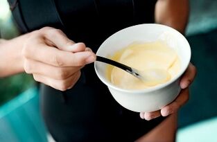 Używanie domowego szamponu może przywrócić zniszczone włosy